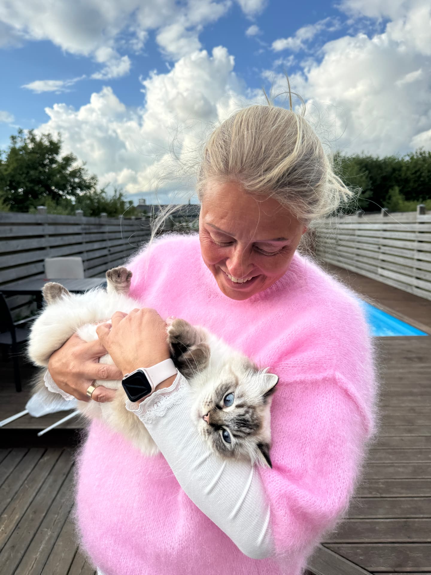 Mette i pink sweater med sin kat