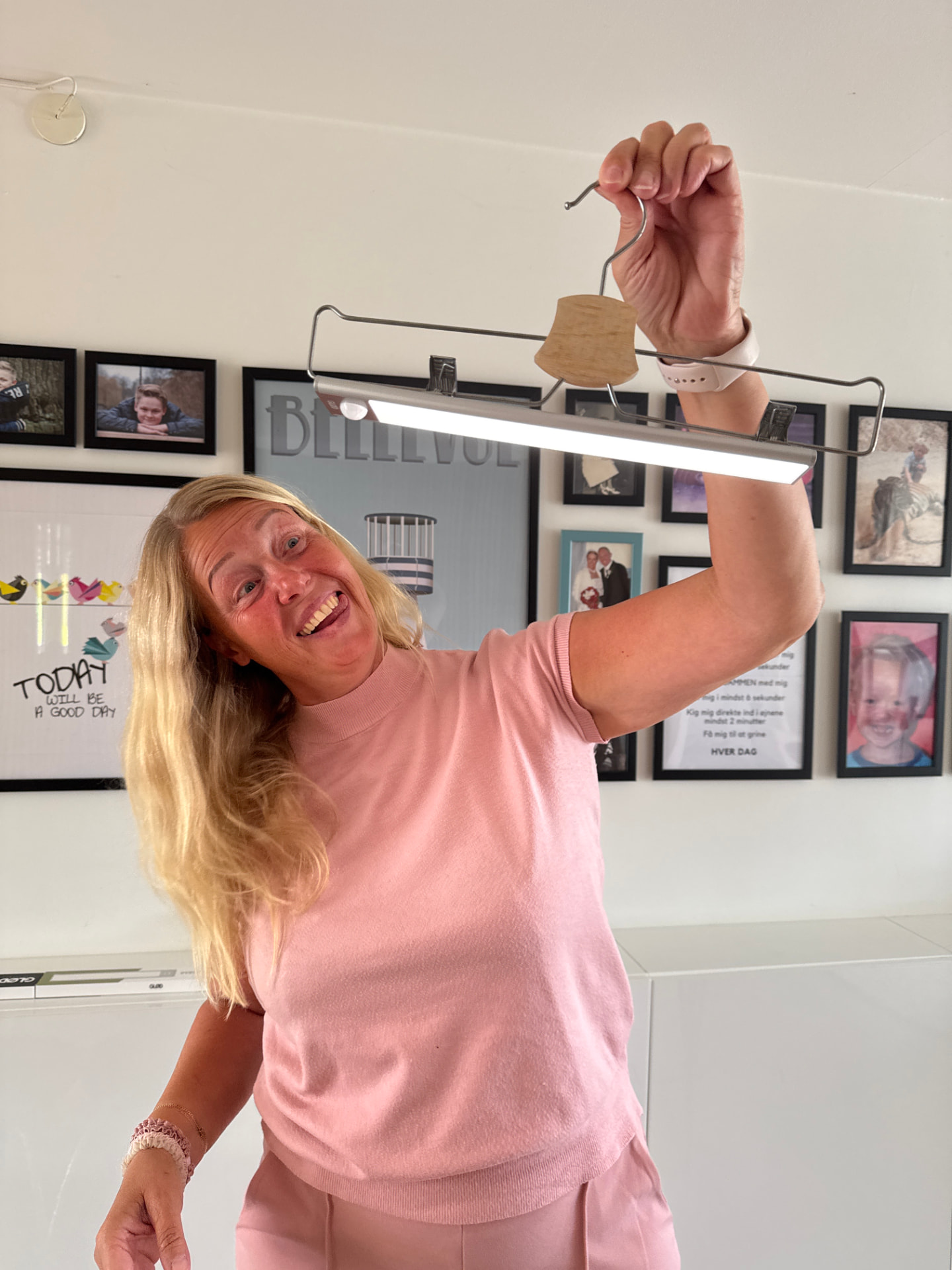 Mette griner med en Glød-lampe i hånden